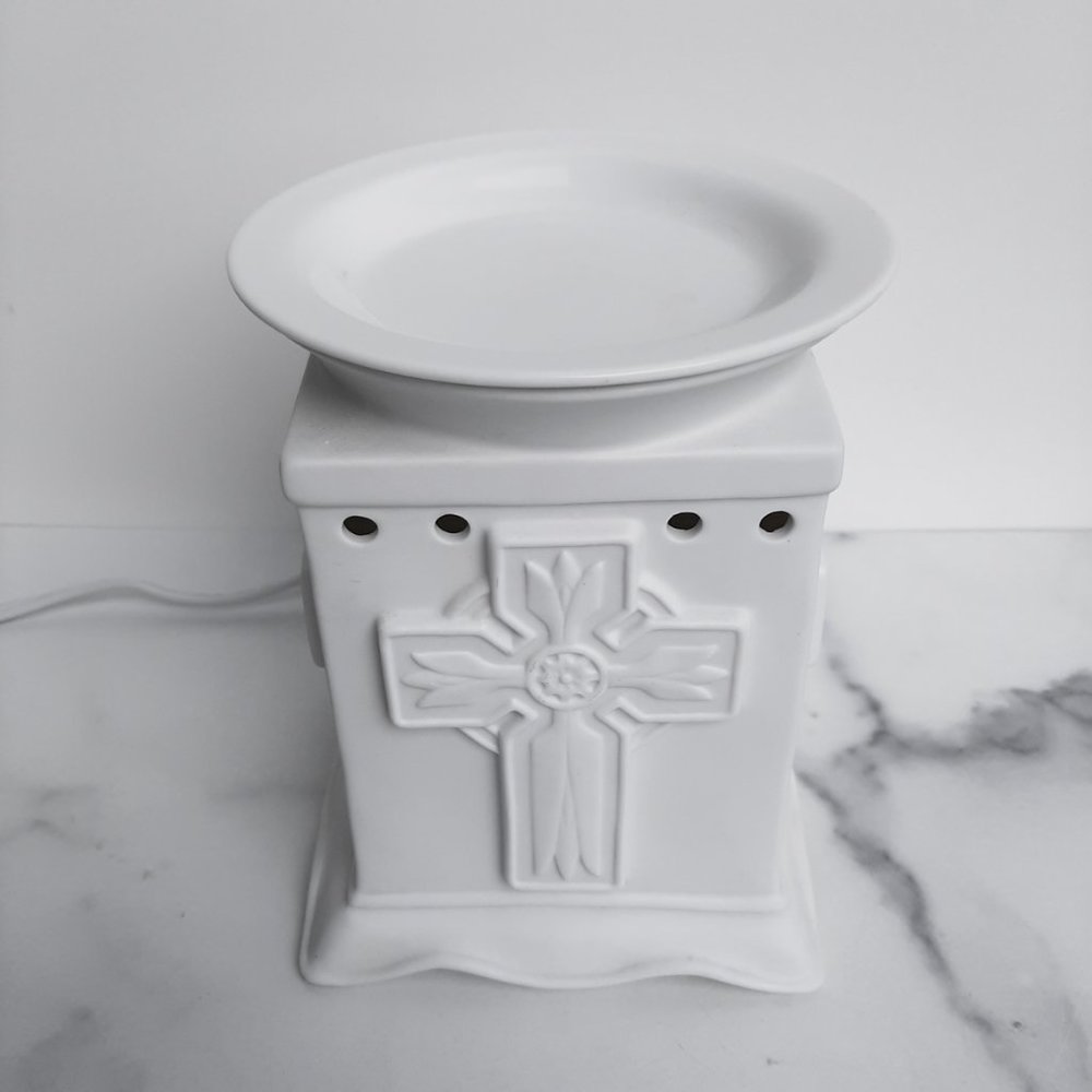 Wax Tart Candle Warmer White Ceramic Celtic Cross electric with bulb included